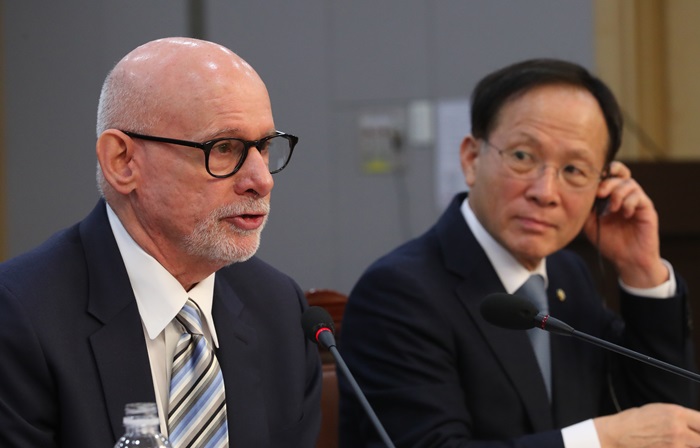 Joel S. Wit, founder of the North Korea-monitoring website 38 North, on Feb. 19 speaks in a breakfast meeting at a forum on diplomacy and national security at the National Assembly in Seoul. (Yonhap News)