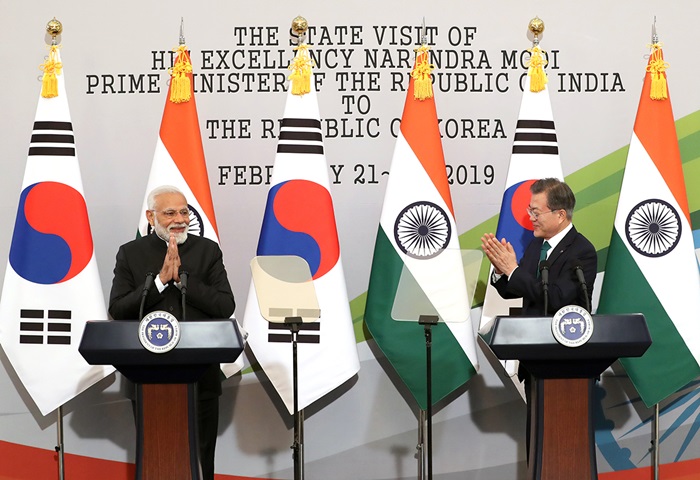 President Moon Jae-in (right) on Feb. 22 applauds Indian Prime Minister Narendra Modi in their joint news conference at Cheong Wa Dae.