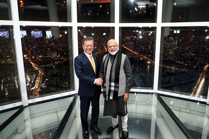 President Moon Jae-in (left) and Indian Prime Minister Narendra Modi on Feb. 21 pose for a photo with the night view in the background at Lotte World Tower in Seoul before their private dinner.