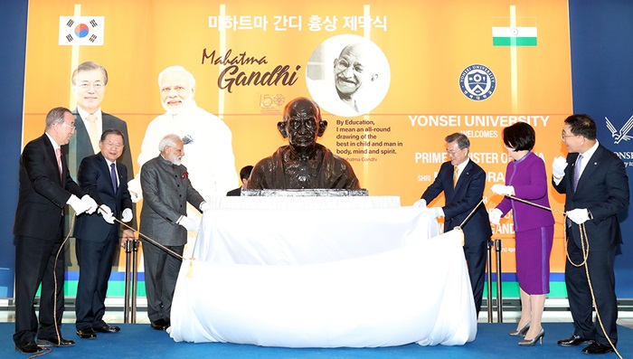 President Moon Jae-in and first lady Kim Jung-sook on Feb. 21 unveil a bust of Indian activist Mahatma Gandhi with Indian Prime Minister Narendra Modi at Yonsei University in Seoul.