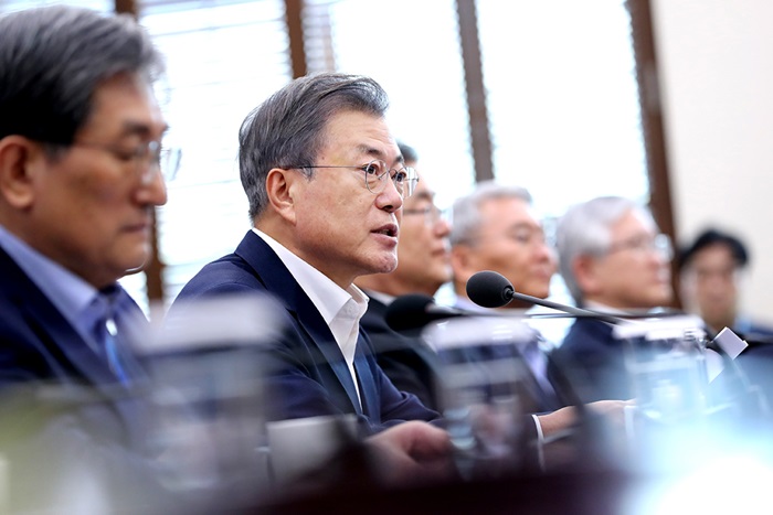 President Moon Jae-in (second from left) on Feb. 25 speaks in a meeting of senior presidential aides at Cheong Wa Dae. (Cheong Wa Dae)