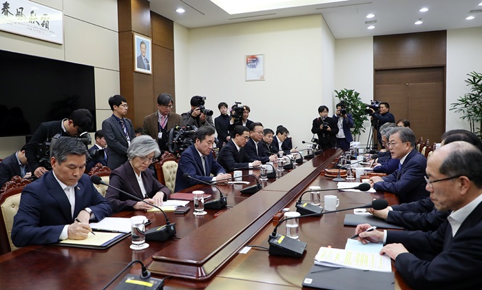 President Moon Jae-in (third from right) on March 4 chairs a National Security Council meeting at Cheong Wa Dae. (Cheong Wa Dae)