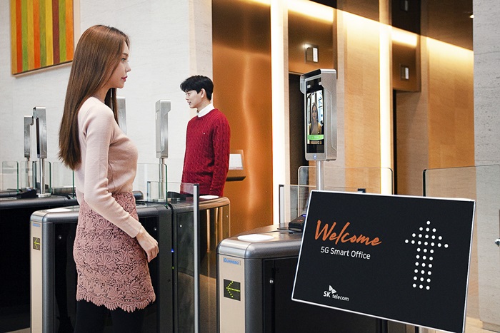 Employees can enter a smart office without an ID card or fingerprint recognition through a 5G walk-through system in which cameras powered by artificial intelligence control entry and exit through facial recognition.