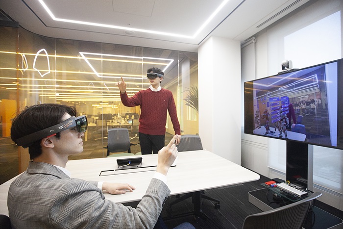 Staff in a 5G smart office can hold a virtual meeting by wearing AR glasses, using 3-D blueprints and watching a bulk data video in virtual spaces.