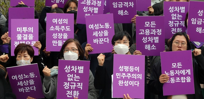 Members of women’s associations based in Daejeon on March 7 hold a news conference at Daejeon City Hall. (Yonhap News)