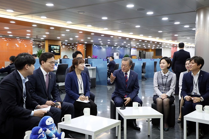 문재인 대통령이 21일 서울 중구 IBK기업은행 본점에서 열린 혁신금융 비전선포식 참석에 앞서 직원들과 대화를 나누고 있다.