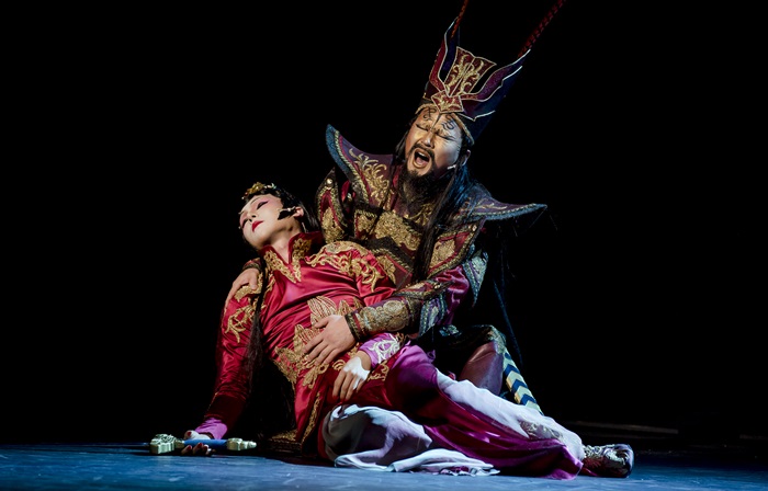 Hegemon-King of Western Chu Xiang Yu is shown here embracing the body of his favorite concubine, Consort Yu, after her suicide in “Farewell My Concubine,” a changgeuk or traditional Korean opera featuring the Korean one-person lyrical opera pansori.