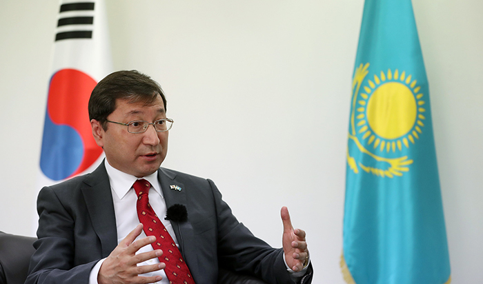 Kazak Ambassador to Korea Bakyt Dyussenbayev on April 5 explains the common traits shared by Korea and Kazakhstan at the Kazakh Embassy in Seoul’s Yongsan-gu District.