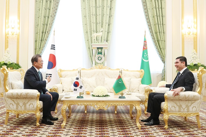 President Moon Jae-in (left) on April 17 holds a summit with Turkmen President Gurbanguly Berdimuhamedow at Oguzkhan Palace in Ashgabat,Turkmenistan.