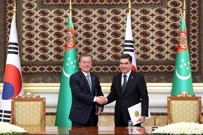 President Moon Jae-in (left) and President Gurbanguly Berdimuhamedow on April 17 shake hands at Oguzkhan Palace in Ashgabat, Turkmenistan, shortly after their summit.