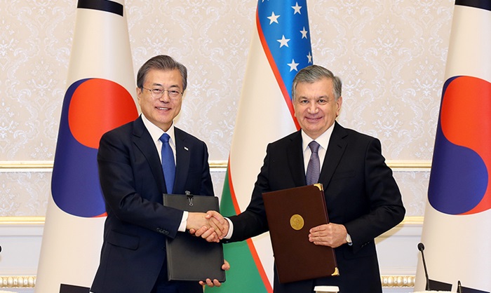 President Moon Jae-in (left) on April 19 shake hands with Uzbek President Shavkat Miriziyoyev at a signing ceremony after their bilateral summit. (Cheong Wa Dae)