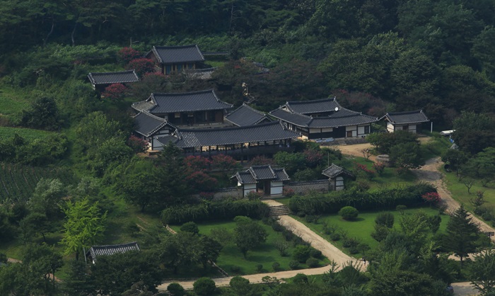 Byeongsan Seowon in Andong is considered the best built seowon architecture among all existing ones. (CHA)