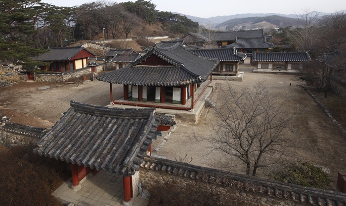 Sosu Seowon in Yeongju, Gyeongsangbuk-do Province, dating back to 1542, is the oldest Confucian academy in Korea. Formerly named Baegundong Seowon, this academy was built by Puggi County Governor Ju Se-bung (1495-1554).