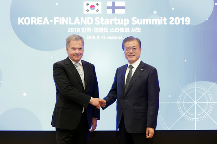 President Moon Jae-in (right) and Finnish President Sauli Niinisto on June 11 shake hands at the Korean-Finnish Startup Summit in Helsinki.