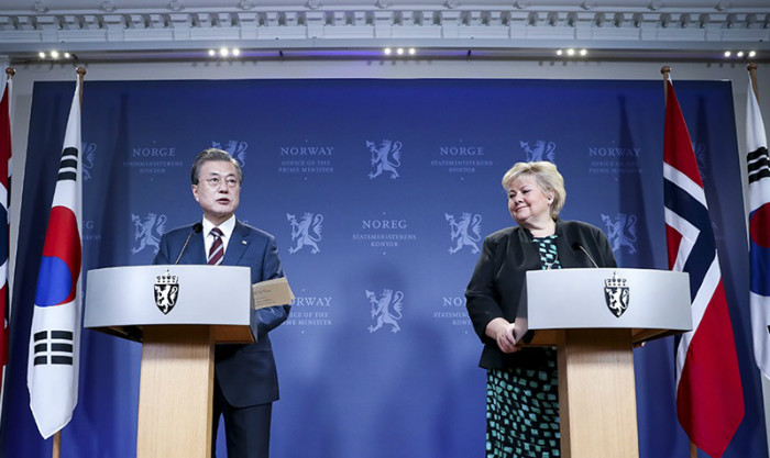 President Moon Jae-in on June 13 holds a joint news conference with Norwegian Prime Minister Erna Solberg after their summit at her official residence in Oslo, Norway. (Cheong Wa Dae)