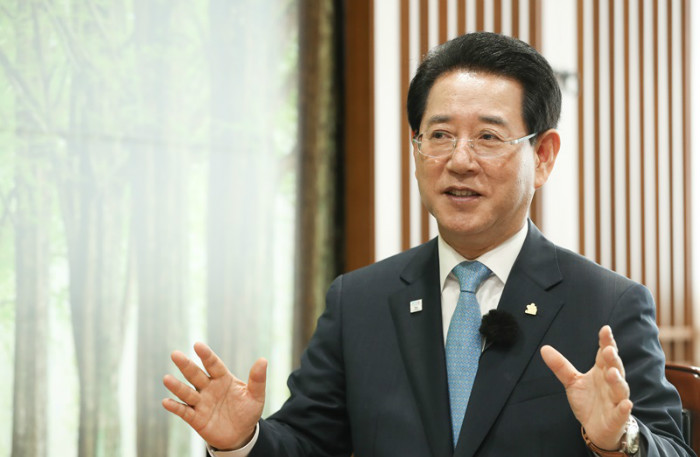 Jeollanam-do Province Gov. Kim Young-rok on June 12 discusses with Korea.net his region’s development plan under the slogan “Full of Life, Jeonnam” at the headquarters of the Jeollanam-do Provincial Government.