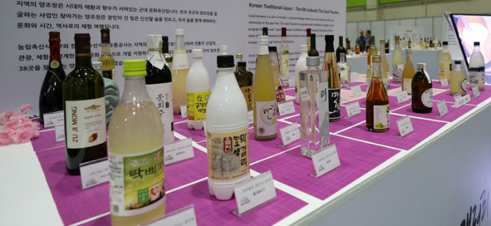 A traditional liquor gallery exhibits over 100 traditional Korean spirits reflecting the various characteristics of regions in Korea.