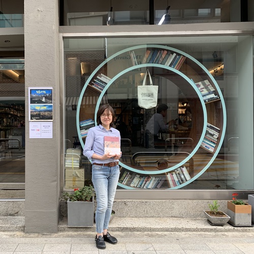 Baek Young-ran’s bookstore History Books sells books and hosts events in Seoul’s Tongeui-dong neighborhood.