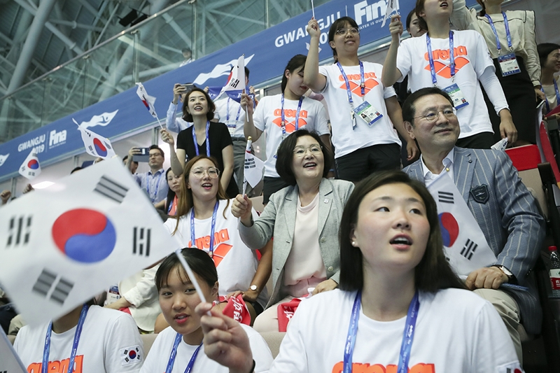 First lady Kim Jung-sook on July 22 cheers for South Korean swimmer Kim Seo-yeong competing in the women's 200-meter individual medley final ofat the FINA World Aquatics Championships at Nambu University Municipal Aquatics Center in Gwangju. (Cheong Wa Dae)