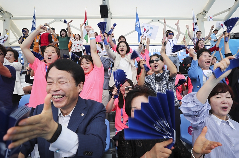 First lady Kim Jung-sook on July 22 hugs swimmer Kim Seo-yeong, who placed sixth in the women's 200-meter individual medley final, at the FINA World Aquatics Championships at Nambu University Municipal Aquatics Center in Gwangju. (Cheong Wa Dae's facebookFacebook page)