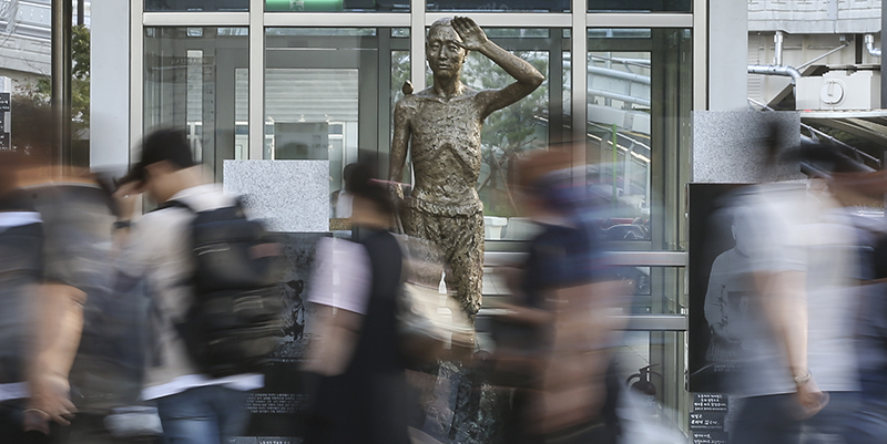 A statue of a forced Korean laborer from the Japanese colonial era is displayed at Yongsan Station in Seoul. (Korea.net DB)