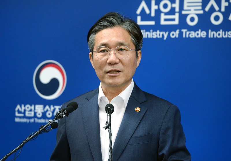 Minister of Trade, Industry and Energy Sung Yunmo on Aug. 12 announces Japan's removal from the country's whitelist of preferred trading partners in a news conference at Government Complex-Sejong. (Ministry of Trade, Industry and Energy)