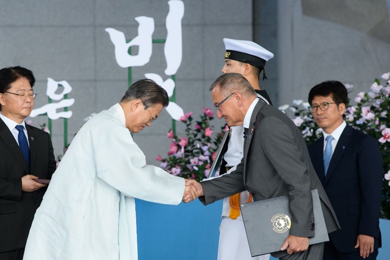 President Moon Jae-in on Aug. 15 gives the Order of Merit for National Foundation to Jean Jacques Hong Fuan, the son of late Hong Jae-ha, who transferred funds for independence to the Korean Provisional Government. A combined 178 independence fighters received awards at the ceremony. (Hyoja-dong Studio)