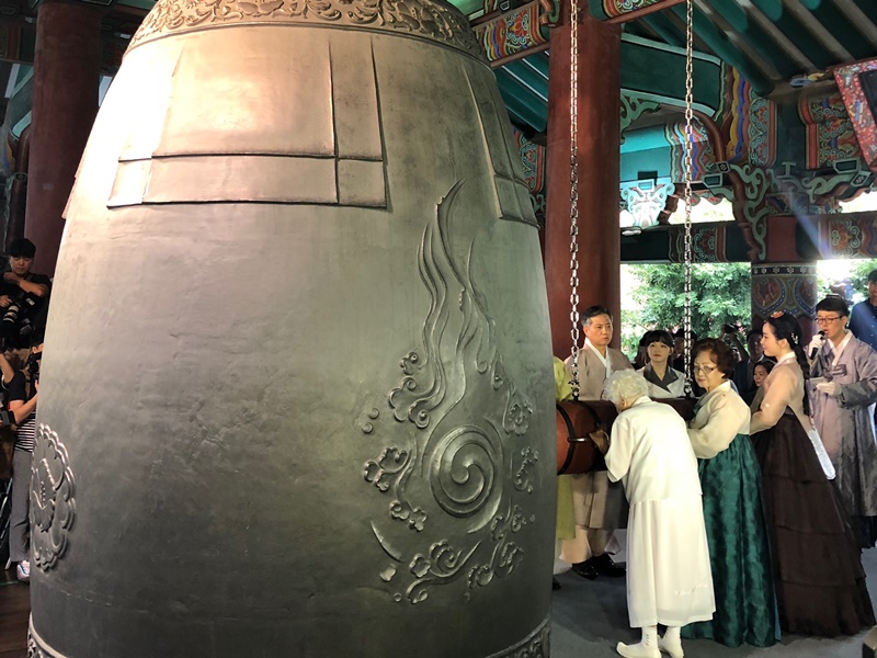 The Boshingak bell ringing ceremony on Aug. 15 in Seoul has 14 attendees, including former victims of sexual slavery by the Japanese imperial army and descendants of independence fighters, divided into three groups. Each group rang the bell 11 times. Some passersby stopped when they heard the bell and prayed for peace and prosperity in Korea. (Kim Minji)