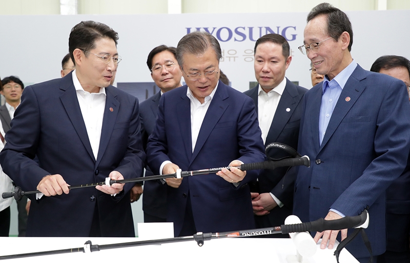 President Moon Jae-in on Aug. 20 looks at an item made of carbon fiber at a signing ceremony for new investment in such fiber in Jeonju, Jeollabuk-do Province.