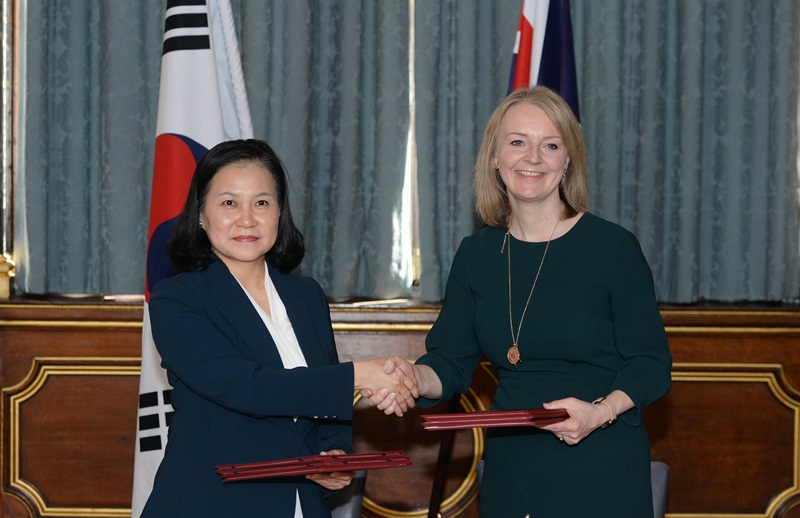 Trade Minister Yoo Myung-hee on Aug. 22 shakes hands with U.K. Secretary of State for International Trade Elizabeth Truss at a signing ceremony for the bilateral free trade agreement at the Ministry of Foreign Affairs in London.