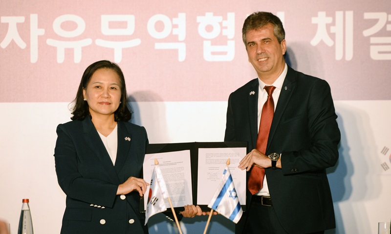 Trade Minister Yoo Myung-hee on Aug. 21 poses for a picture with Israeli Economy and Industry Minister Eli Cohen after both sides signed a bilateral free trade agreement at the Orient Hotel in Jerusalem, Israel.