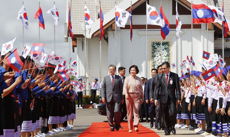 President Moon Jae-in and first lady Kim Jung-sook on Sept. 6 say goodbye to well wishers at Wattay International Airport in Laos. President Moon will return to Korea after visiting Thailand, Myanmar and Laos. (Yonhap News)