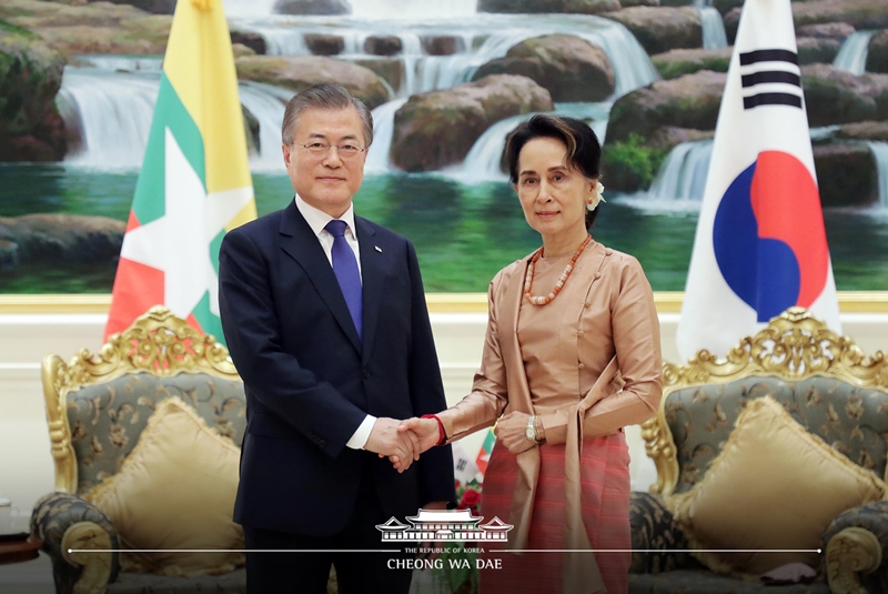 President Moon Jae-in on Sept. 3 shakes hands with Myanmar's State Counselor Aung San Suu Kyi before their summit at the presidential palace in the Southeast Asian nation's capital of Naypyidaw. (Cheong Wa Dae's Facebook page)