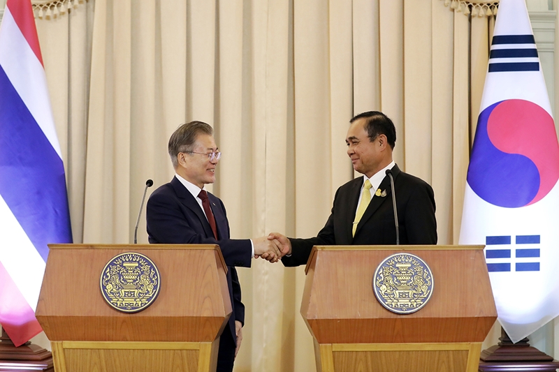 President Moon Jae-in (left) and Thai Prime Minister Prayuth Chan-o-cha (right) on Sept. 2 shake hands in Bangkok after their joint news conference.