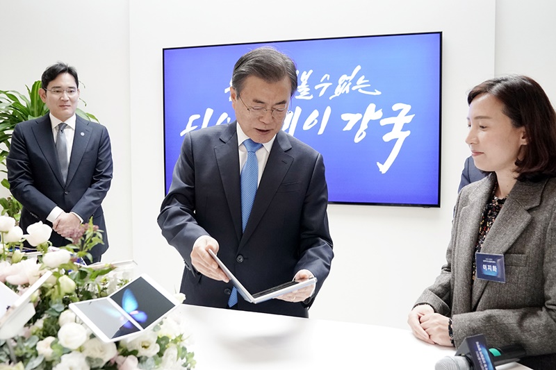 President Moon Jae-in on Oct. 10 examines next-generation products at Samsung Display's factory in Asan, Chungcheongnam-do Province. (Cheong Wa Dae)
