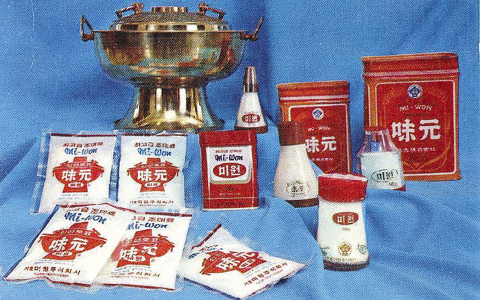 Miwon packaging in the 1960s retains the red <i>sinseollo</i> with white lettering as its trademark. The logo remains an iconic image today.