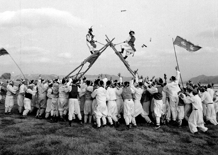 The <i>chajeonnori</i> from Andong, Gyeongsangbuk-do Province, is performed in 1968. This is a folk game that people used to play in Andong on the Jeongwol Daeboreum.