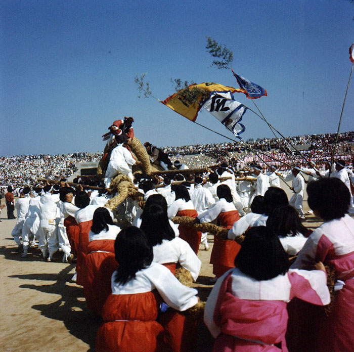 The Gwangju <i>gossaumnori</i> is performed in 1976. This is a folk game that used to be played in Jeollanam-do Province on Jeongwol Daeboreum.