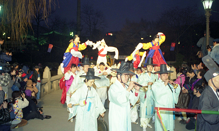 On the day of Jeongwol Daeboreum, people perform the <i>daribapgi</i> ritual (다리밟기) in a wish to have healthy and strong legs. The photo shows the ritual as it took place in 1995, the year of the pig.