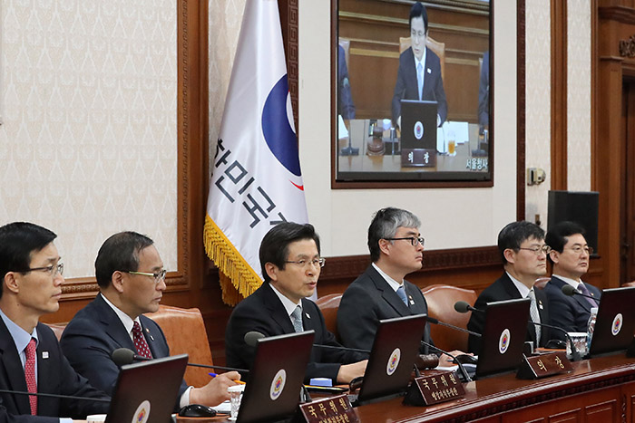 Acting President and Prime Minister Hwang Kyo-ahn (third from left) announces that May 9 will be the presidential election day for the 19th Korean president, during a cabinet meeting at the Government Complex-Seoul on March 15.
