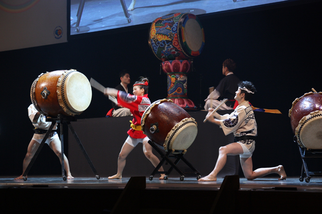 Korean and Japanese performers perform a drum dance together during the opening ceremony (photo: Korea Culture and Information Service).