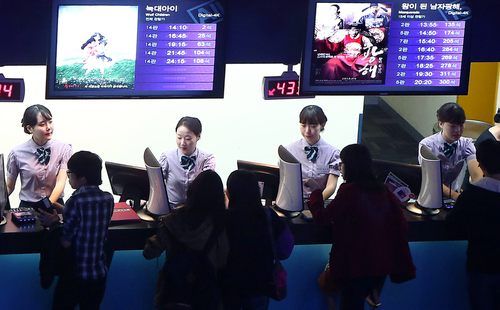 The number of domestic viewers of Korean films surpassed 100 million in 2012 for the first time in the history of the industry. Pictured, moviegoers purchase tickets for recent films inluding blockbuster hit Masquerade (photo: Yonhap News).