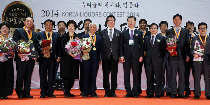 Group photo of the 2014 Korea Liquors Contest winners. (photo: Jeon Han)