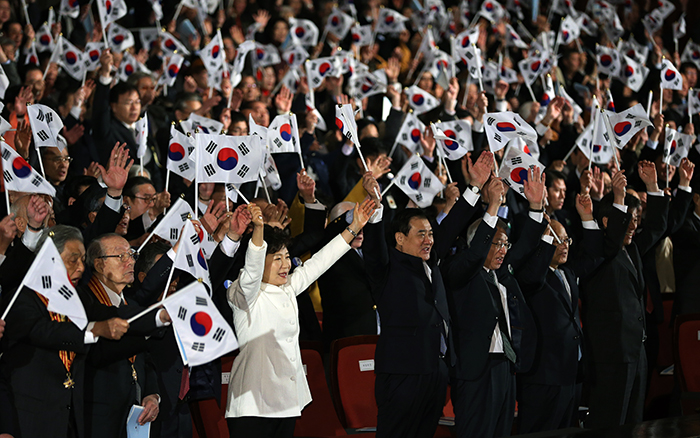 President Park Geun-hye (third from left, front row) cries out, “Long live the Republic of Korea!” along with other participants in the March First Independence Movement commemoration ceremony held at the Sejong Center for the Performing Arts in central Seoul on March 1. (photo: Jeon Han).