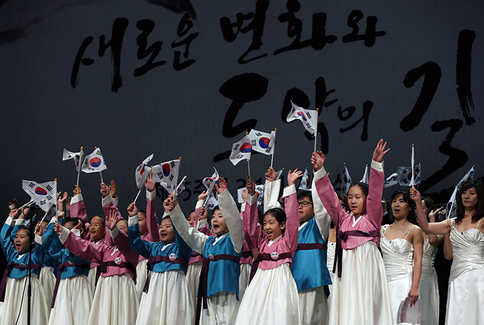 Members of the children’s choir cry out, “Long live the Republic of Korea!” during the March First Independence Movement commemoration ceremony held at the Sejong Center for the Performing Arts in central Seoul on March 1. (photo: Jeon Han)