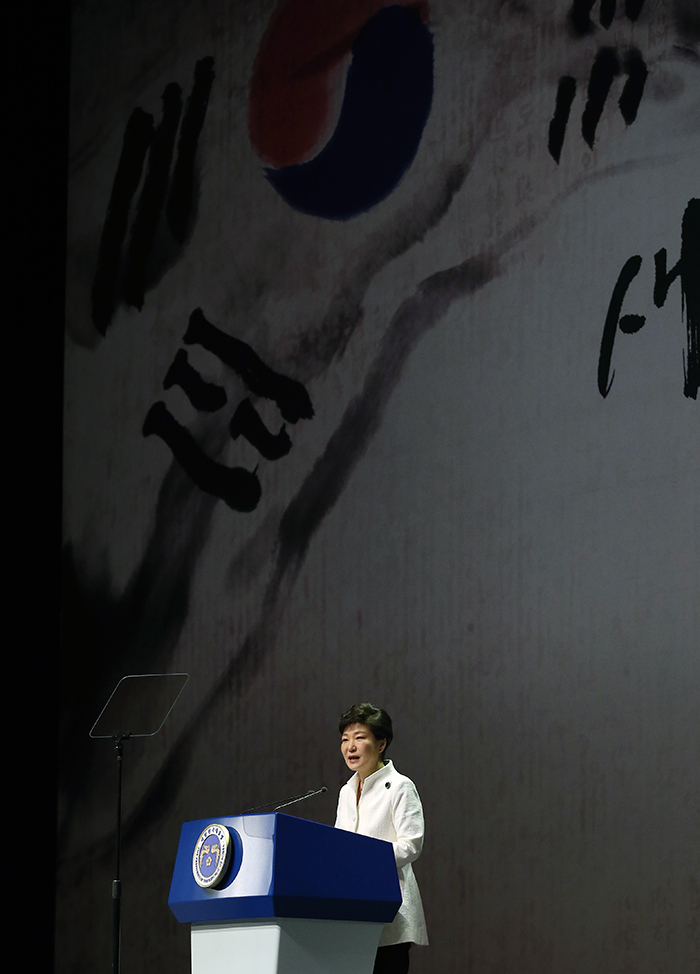 President Park Geun-hye delivers her speech at the March First Independence Movement commemoration ceremony held at the Sejong Center for the Performing Arts in central Seoul on March 1. (photo: Jeon Han).