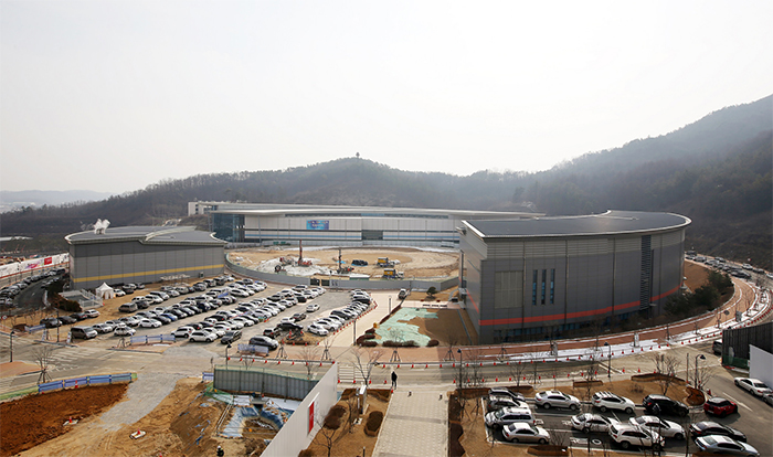 The administrative offices, swimming center, multi-gym and athlete's center are connected via the main building at the Jincheon National Training Center. 