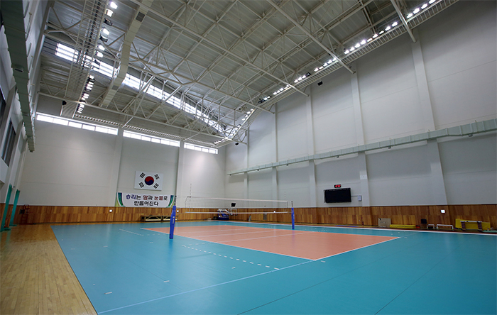 The multi-gym is used for volleyball, basketball and handball. A track and mat have also been installed along the side for use by the pole vault team. 