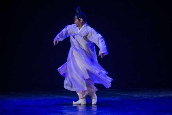 Lee Chul-Jin dances a <i>taepyeongmu</i> during the 'Three Colors of Korea' show. 