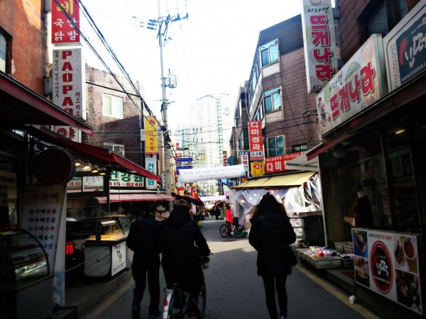 The Jamsil III-Zium (트리지움) apartments can be seen from inside the Semaul Traditional Market.